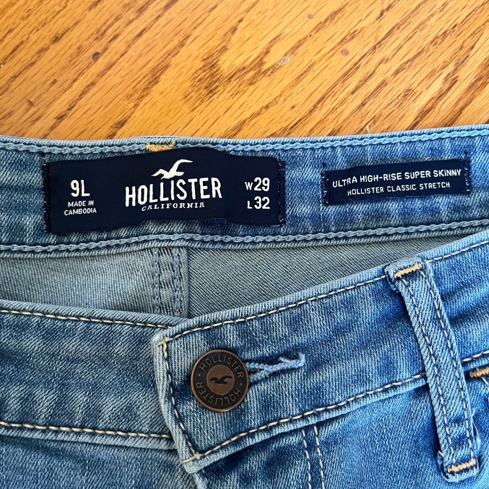 HOLLISTER Jeans, Size 9L, Medium Wash, Like New!